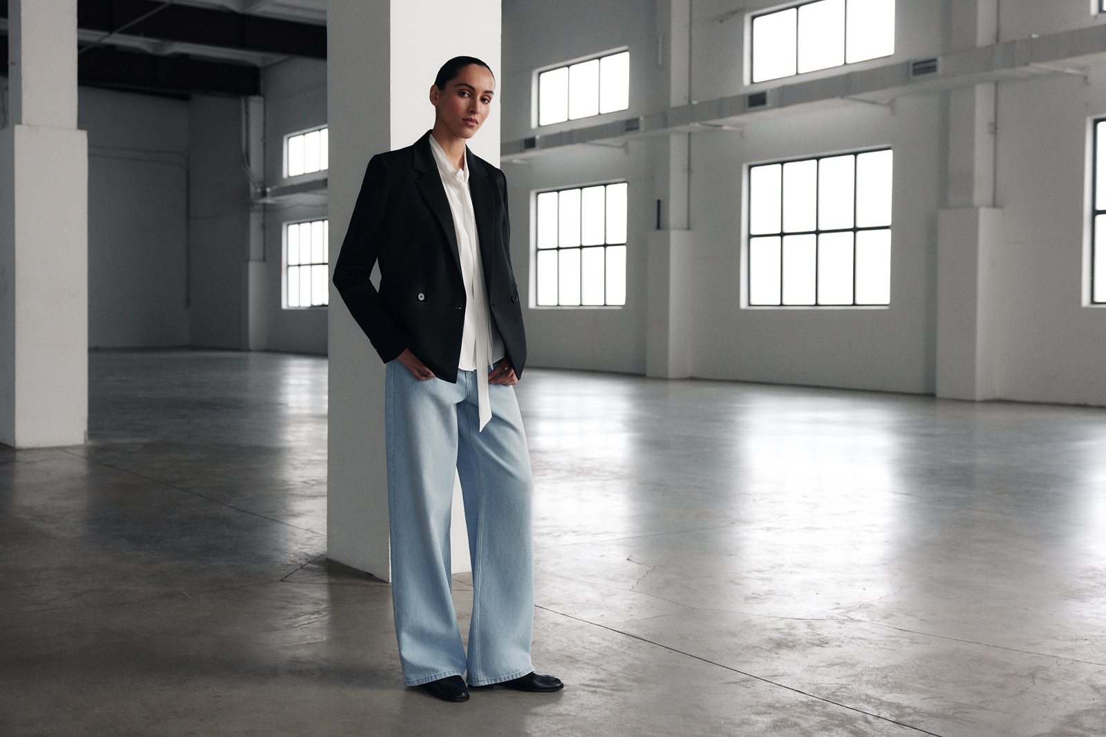 Деним как база и как инструмент стилизации: новая съемка LUSIO «Джинсовая революция»