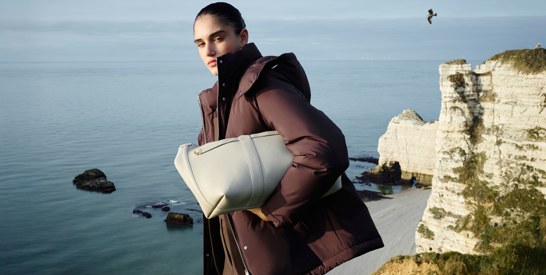 Бренд LUSIO представил новую сезонную коллекцию женской одежды в съемке, прошедшей в Этрета — на побережье Нормандии.