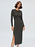 Облегающее трикотажное платье миди с разрезом