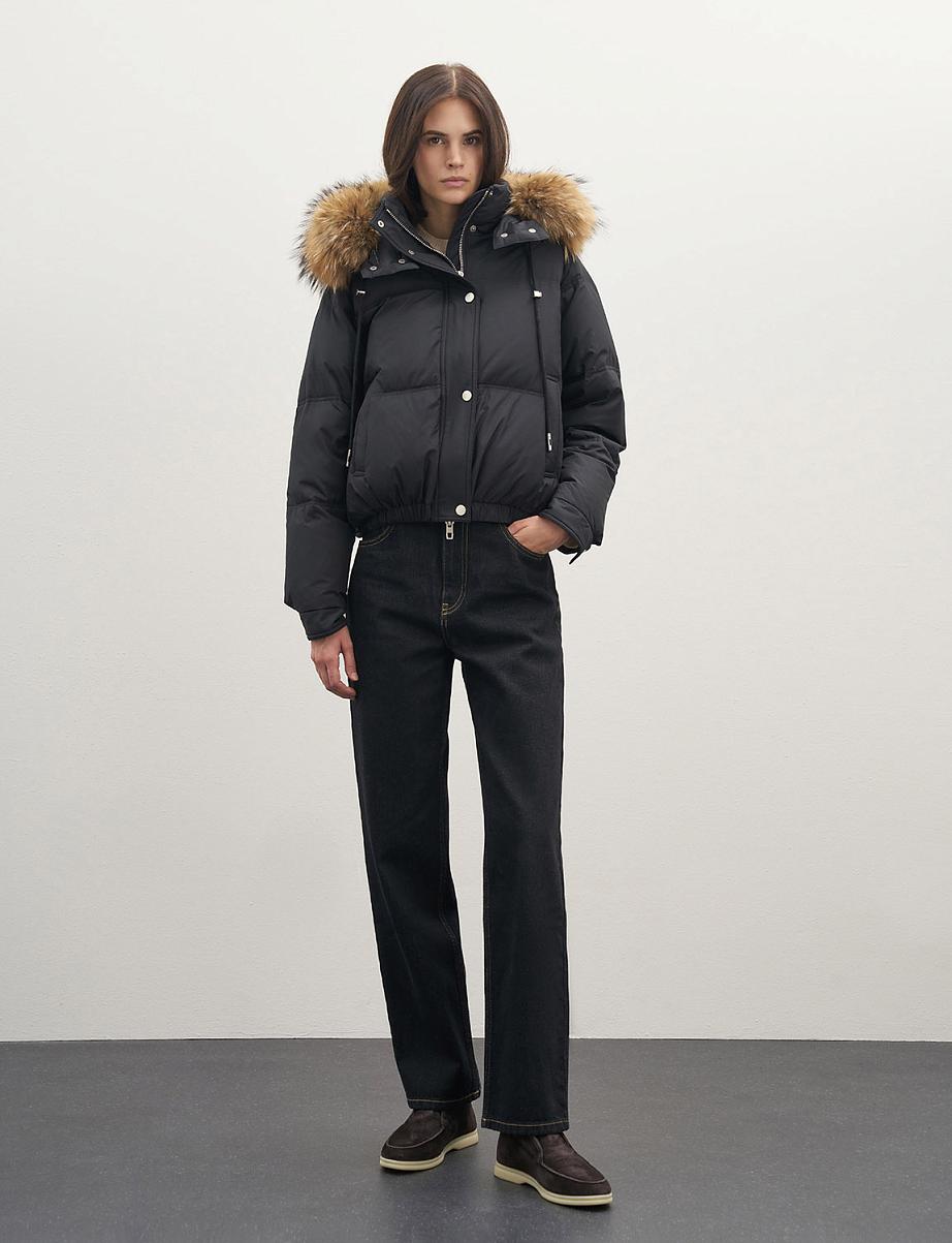 Укороченная куртка-бомбер с мехом на капюшоне