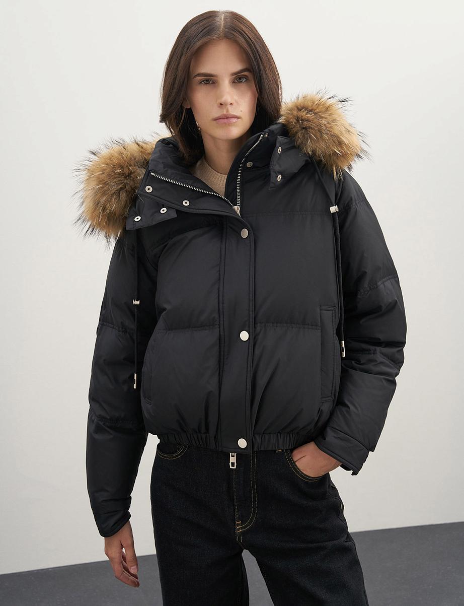 Укороченная куртка-бомбер с мехом на капюшоне