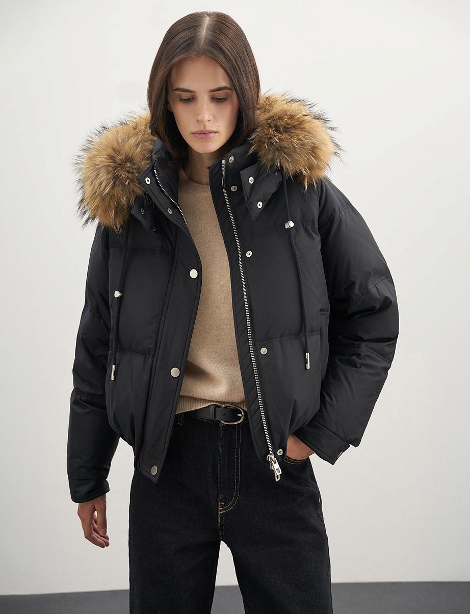 Укороченная куртка-бомбер с мехом на капюшоне
