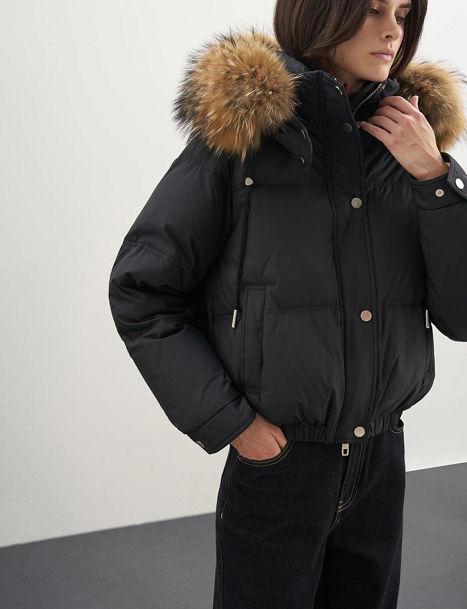 Укороченная куртка-бомбер с мехом на капюшоне